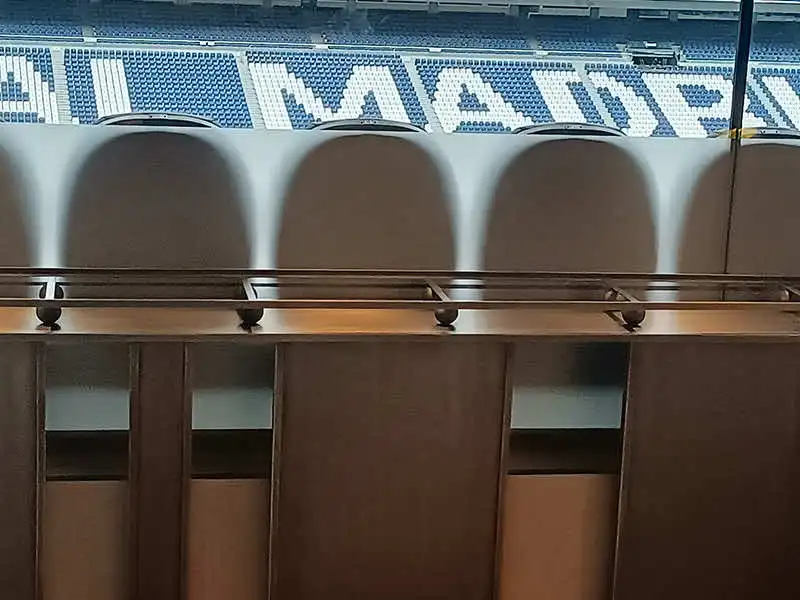 Acabados decorativos en barandilla metálica para espacio público