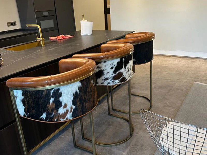 Acabados decorativos en estructura metálica dorada para sillas de barra