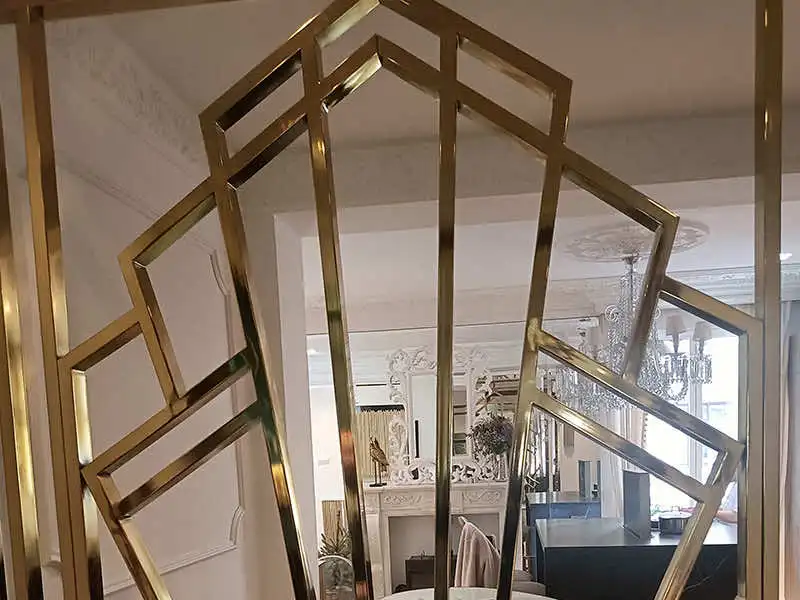 Acabados decorativos en estructura metálica dorada de diseño