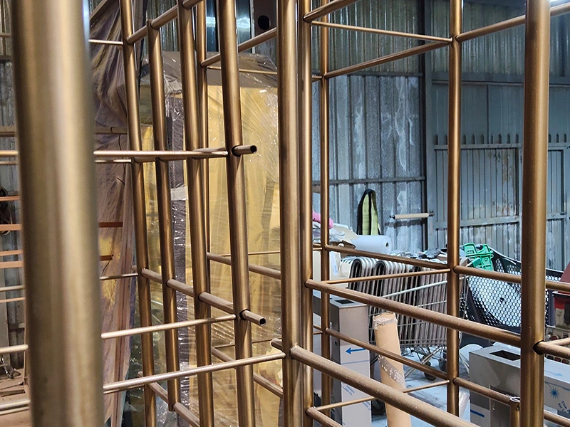 Acabados decorativos en estructura metálica dorada en proceso de fabricación
