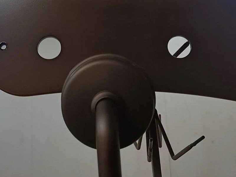 Acabados decorativos en herraje metálico negro con terminación mate