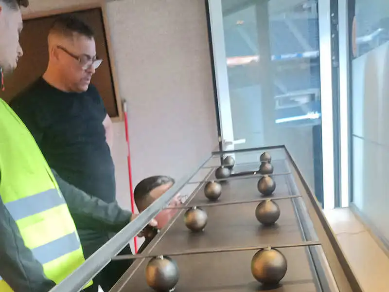 Acabados decorativos en barandilla con esferas metálicas decorativas