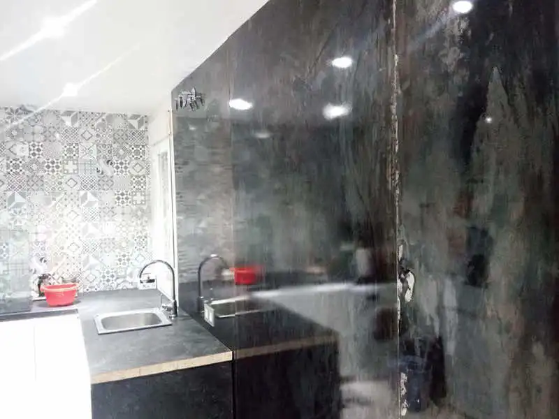 Acabados decorativos en panel de cocina con acabado brillante