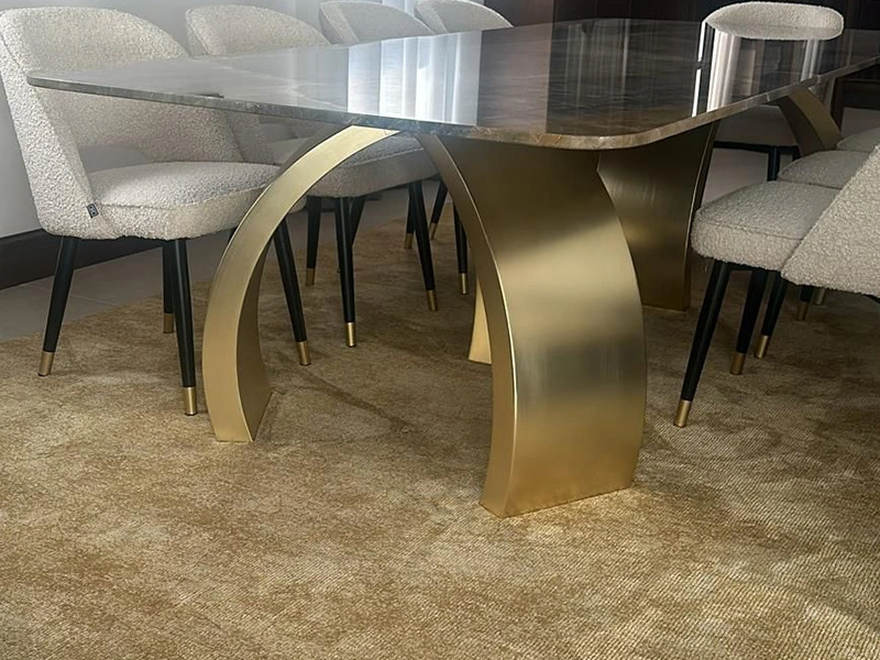 Acabados decorativos en patas metálicas doradas para mesa de comedor