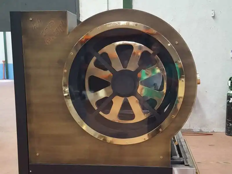 Acabados decorativos en pieza industrial con aro metálico dorado