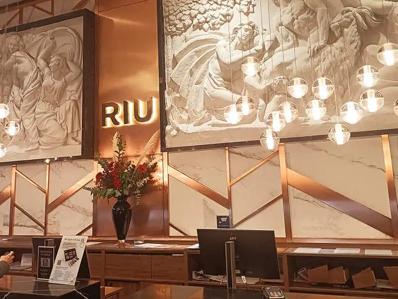 Acabados decorativos en interiorismo con detalles metálicos tono cobre