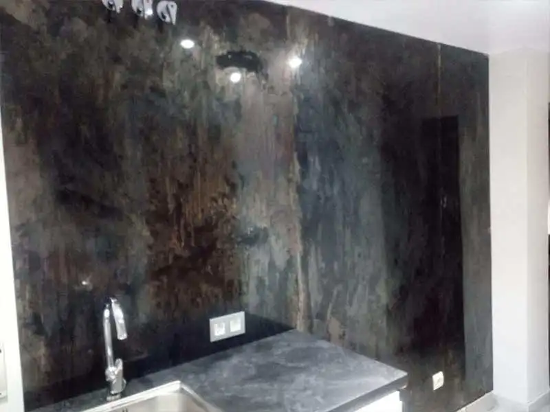 Acabados decorativos en revestimiento de cocina negro con brillo