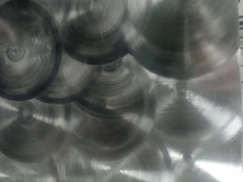 Acabados decorativos en metal pulido con textura cepillada