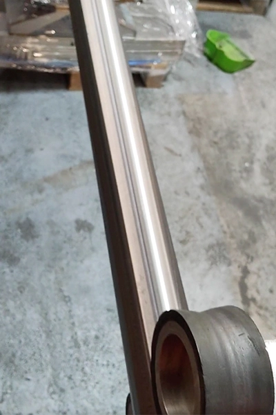 Pulidos automáticos: detalle final del acabado en tubo metálico