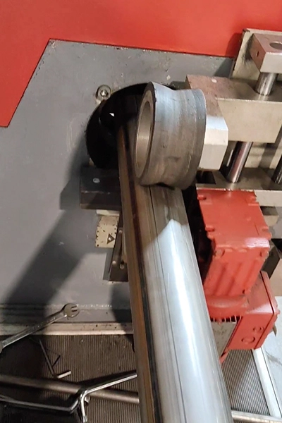 Pulidos automáticos con máquina sobre tubo metálico en proceso
