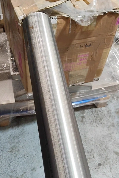 Pulidos automáticos en tubo metálico con acabado satinado uniforme