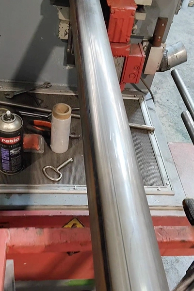 Pulidos automáticos en tubo metálico durante el proceso de pulido