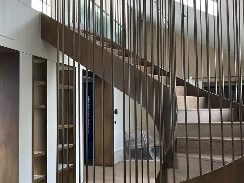 Restauraciones en obra en escalera metálica: detalle de barrotes verticales y peldaños