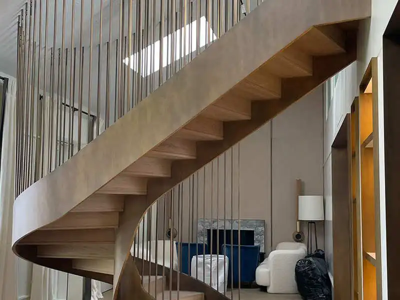 Restauraciones en obra: detalle del tramo superior de escalera metálica con barrotes verticales