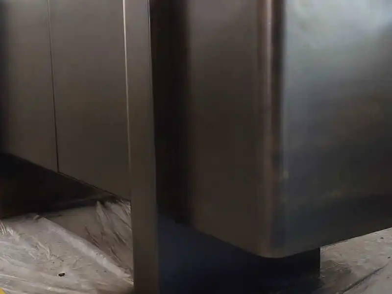 Restauraciones en obra en pieza metálica: detalle de acabado satinado y esquinas