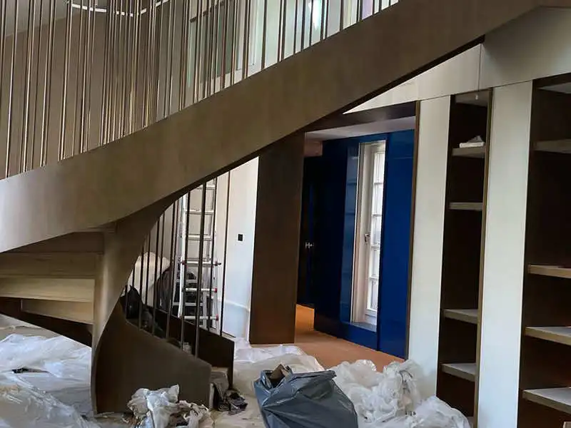 Restauraciones en obra con protecciones para restaurar escalera metálica en interior