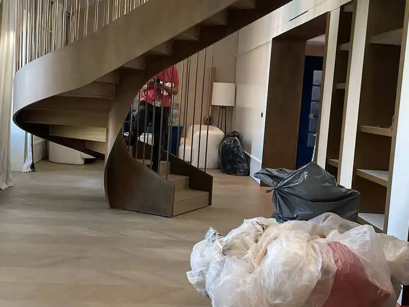 Restauraciones en obra en escalera metálica interior durante el proceso de trabajos en vivienda