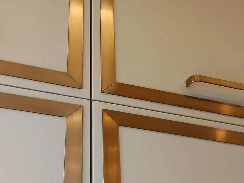 Restauraciones en obra en perfiles de latón y tiradores de cocina: detalle de esquinas y acabado