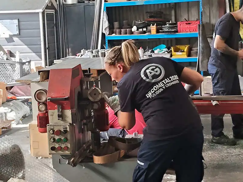 Restauraciones en obra con pulido de metal en taller: preparación de piezas con maquinaria