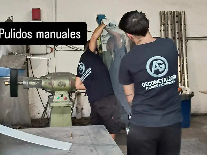 Restauraciones en obra con pulidos manuales en piezas metálicas para lograr un acabado uniforme