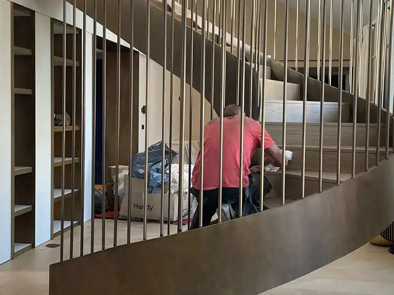 Restauraciones en obra en barandilla metálica: detalle de intervención y acabado en escalera