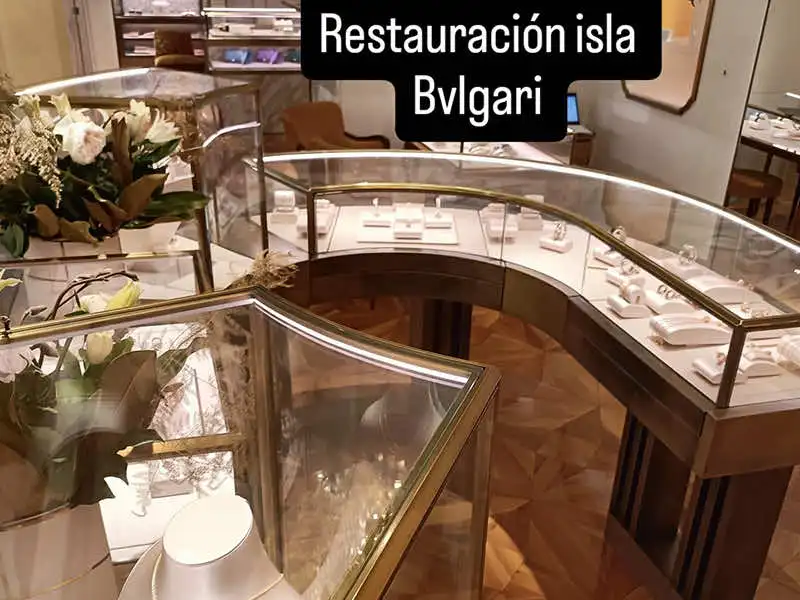 Restauraciones en obra en isla Bvlgari: restauración de vitrinas y perfilería metálica en joyería