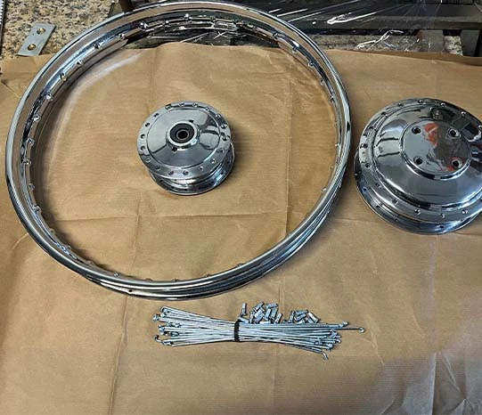 Cromados: barra tubular cromada con brillo espejo y acabado profesional