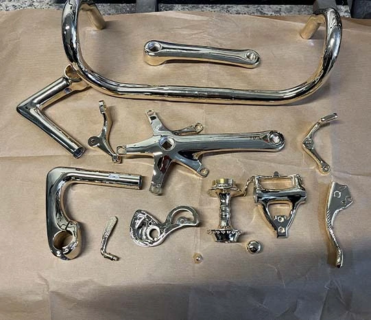 Dorado de piezas de bicicleta en metal con acabado brillante | Cromados y Pulidos Decometal 2020 & IVM