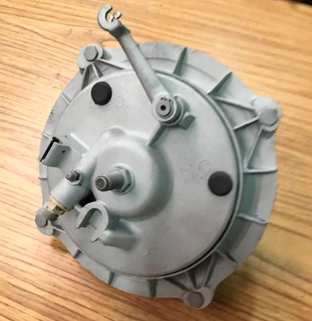 Granallado piezas aluminio moto: estructura antes del tratamiento con desgaste y suciedad