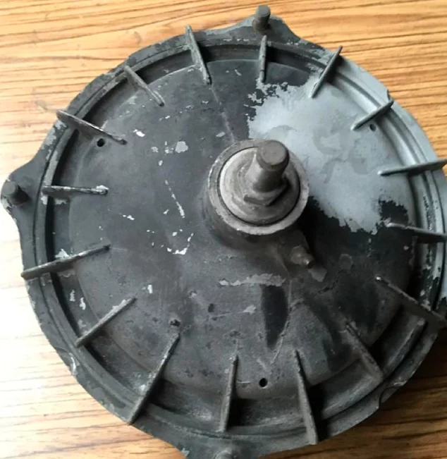 Granallado piezas aluminio moto: estructura después del tratamiento con acabado limpio