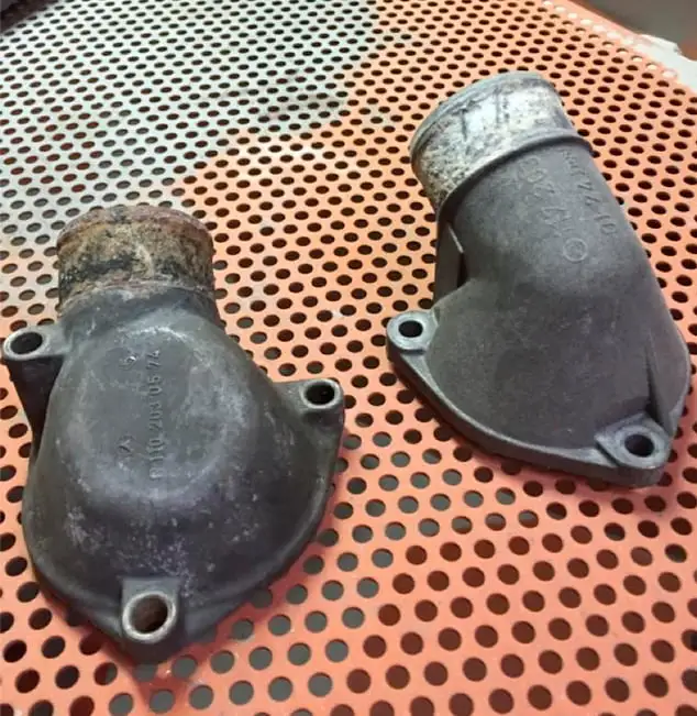 Granallado piezas moto clásica: piezas antes del tratamiento con suciedad y desgaste