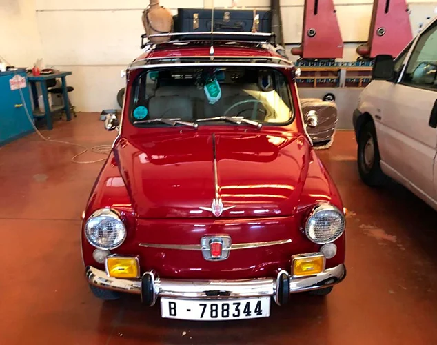 Restauración de coches: coche clásico rojo con acabado cuidado y detalles recuperados