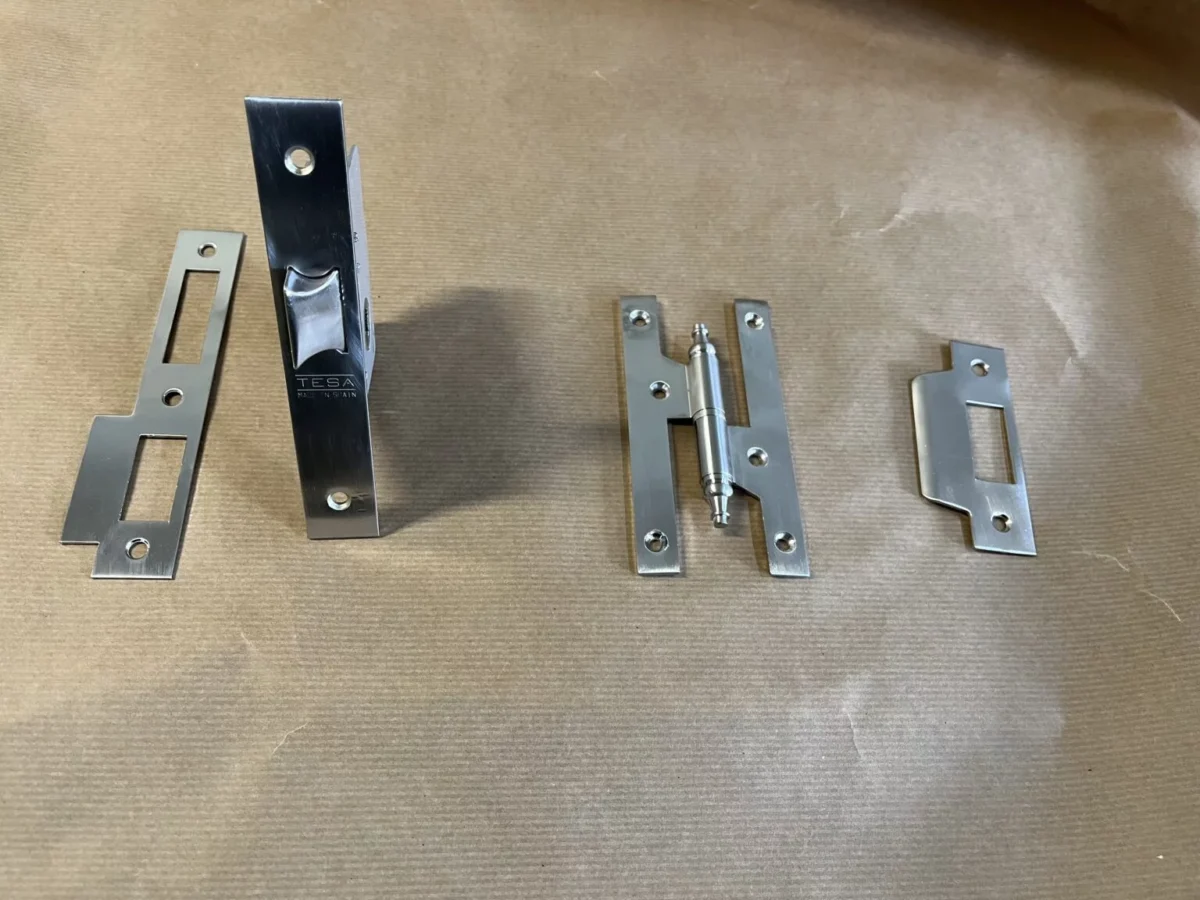 Niquelados: herrajes metálicos con acabado satinado y protección anticorrosión