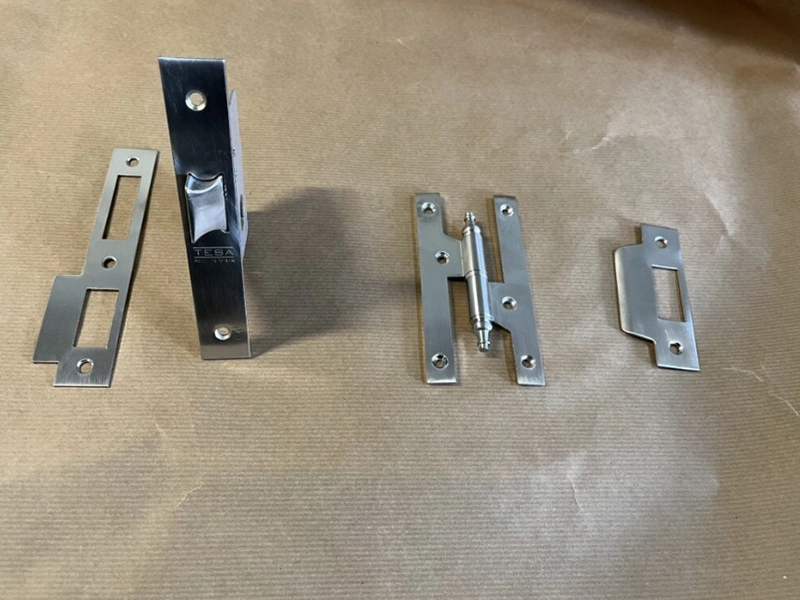 Niquelados: herrajes y cerradura con acabado satinado y protección anticorrosión