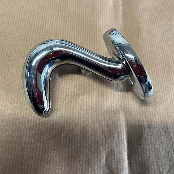 Pulidos: codo metálico con acabado espejo y brillo uniforme