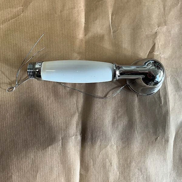 Pulidos: maneta metálica con acabado espejo y detalles cuidados