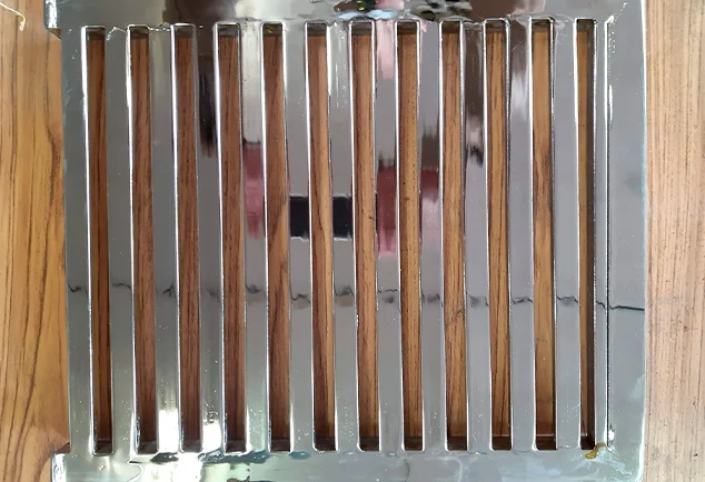 Rejilla cromada con acabado espejo y brillo uniforme para un resultado profesional