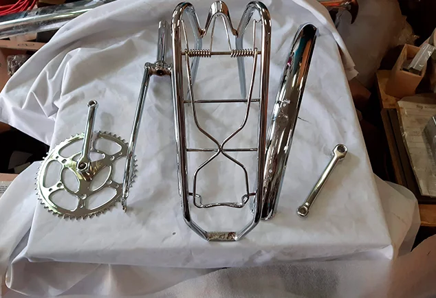 Restauración de bicicleta: piezas cromadas y pulidas con acabado espejo y brillo uniforme