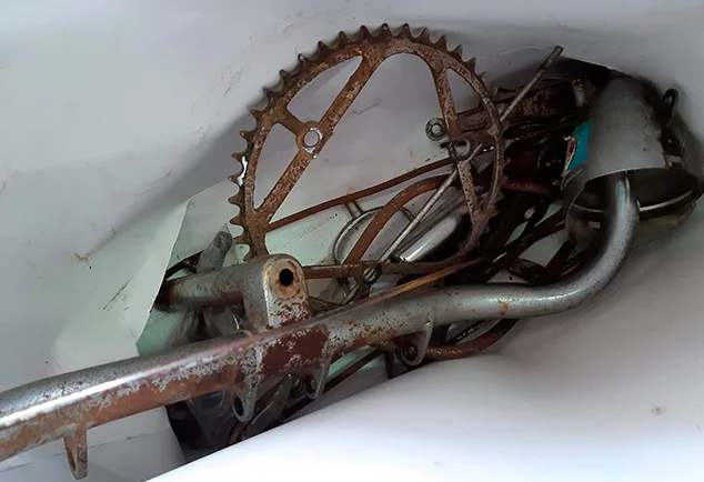 Restauración de bicicleta: piezas oxidadas antes del tratamiento de limpieza, preparación y cromado
