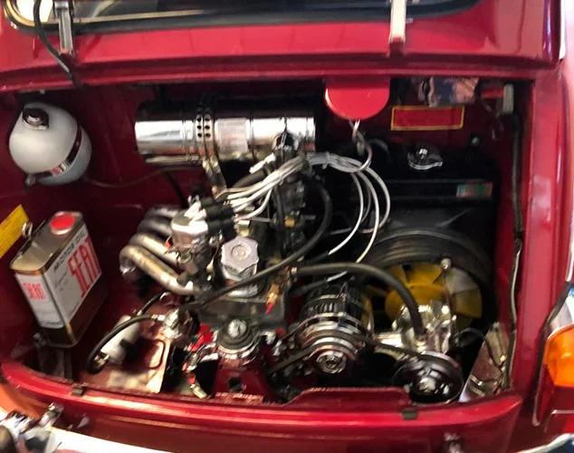 Restauración de coches: motor de coche clásico con componentes restaurados y aspecto cuidado