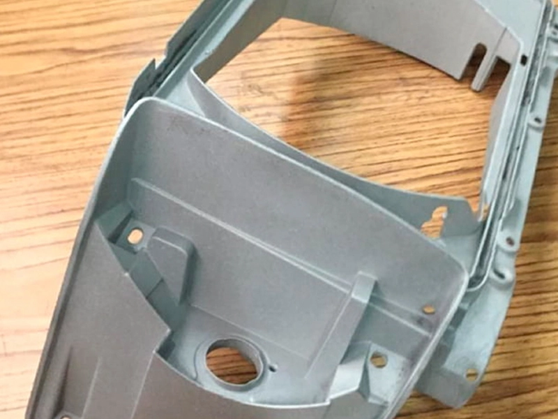 Restauración de metales: carcasa de aluminio con acabado uniforme tras limpieza y preparación