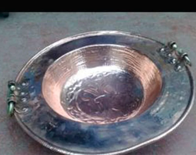 Restauración de mobiliario: pieza metálica restaurada con acabado cuidado y brillo uniforme