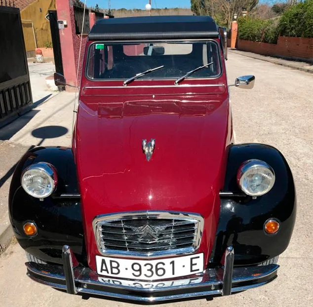 Restauración de vehículos: coche clásico rojo de frente con acabado restaurado y detalles cuidados