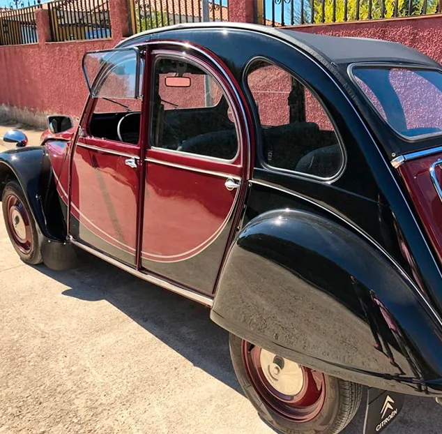 Restauración de vehículos: coche clásico bicolor con acabado cuidado y detalles recuperados