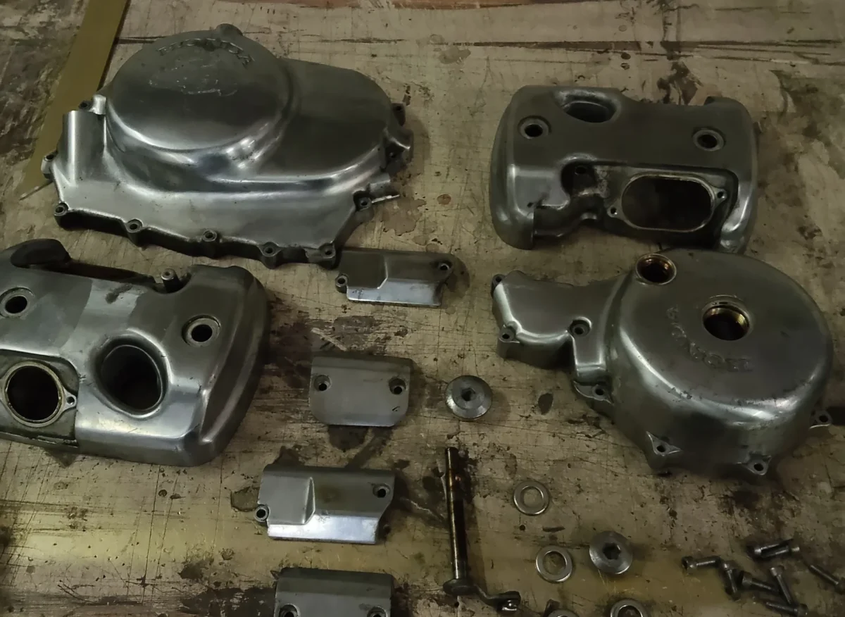 Restauración motos clásicas: piezas de motor antes del proceso de restauración y acabado