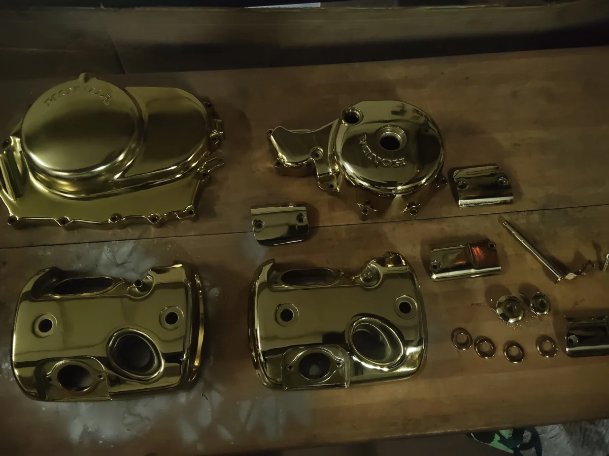 Restauración motos clásicas: piezas de motor restauradas con acabado brillante y uniforme