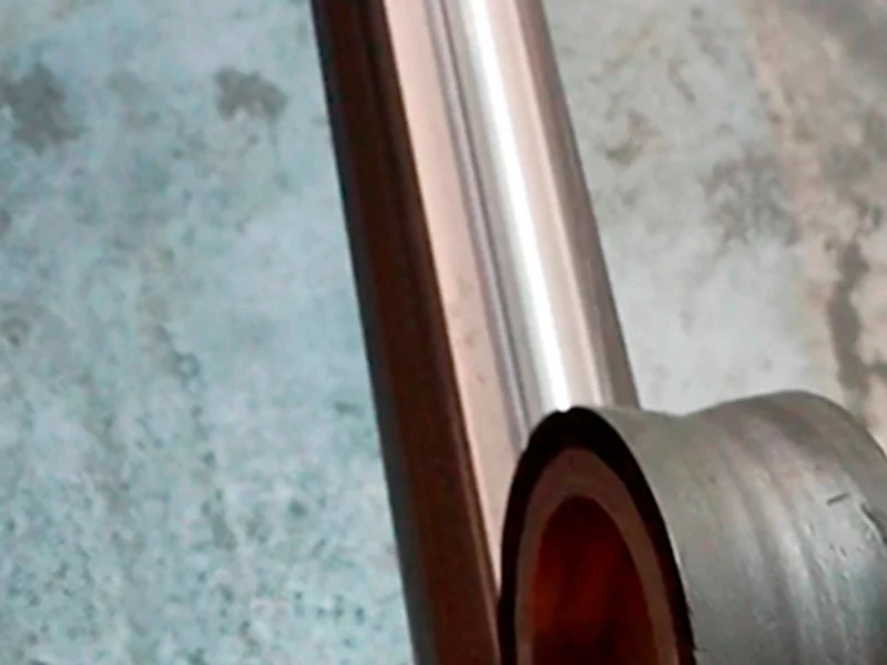 Pulidos automáticos: detalle del acabado uniforme en tubo metálico